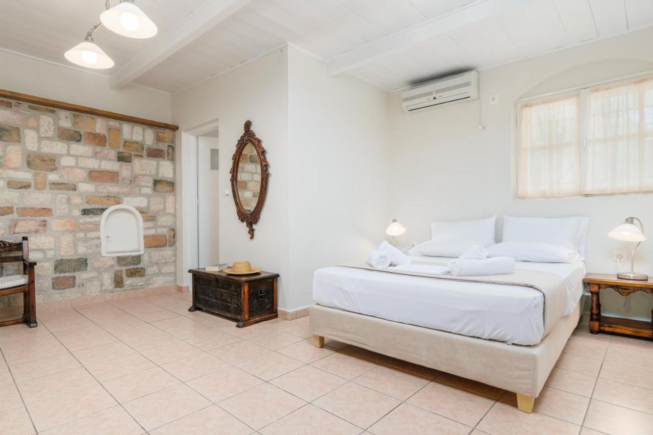 Lina And Babis' Home Adamantas Exterior photo