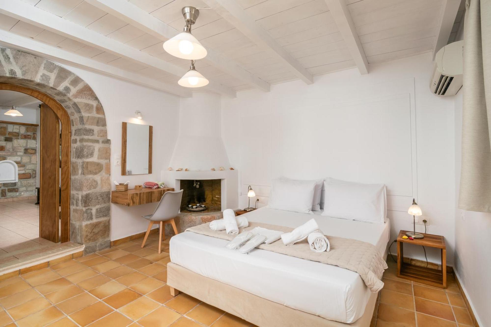 Lina And Babis' Home Adamantas Exterior photo