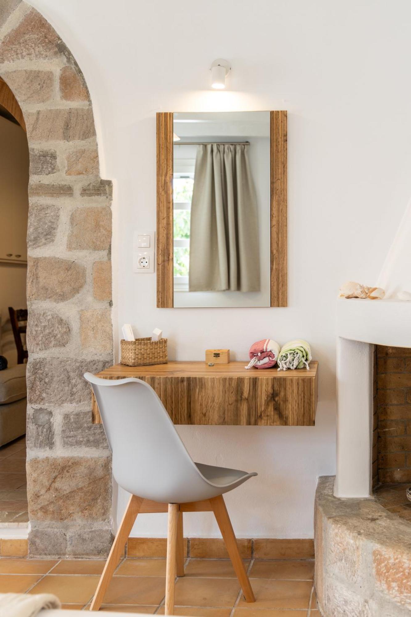Lina And Babis' Home Adamantas Room photo